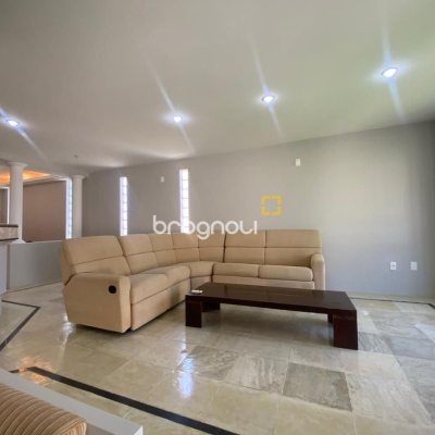 Casa com 304m², 4 quartos (sendo 2 suítes), 2 garagens, no bairro João Paulo em Florianópolis