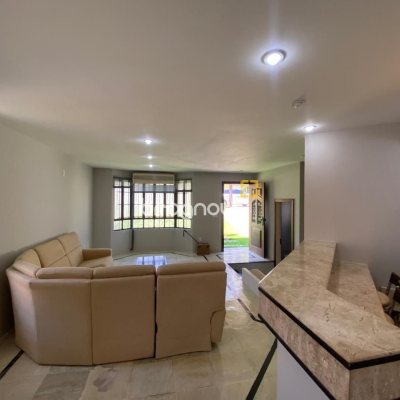 Casa com 304m², 4 quartos (sendo 2 suítes), 2 garagens, no bairro João Paulo em Florianópolis