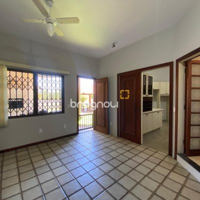 Casa com 304m², 4 quartos (sendo 2 suítes), 2 garagens, no bairro João Paulo em Florianópolis