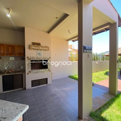 Casa com 304m², 4 quartos (sendo 2 suítes), 2 garagens, no bairro João Paulo em Florianópolis