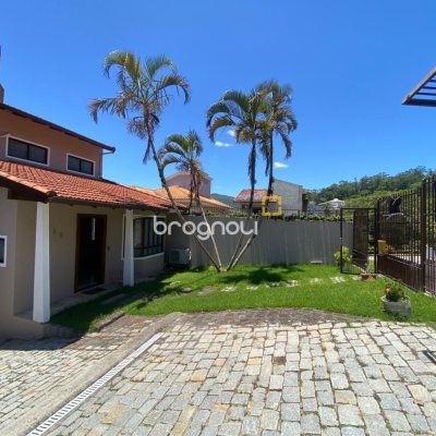 Casa com 304m², 4 quartos (sendo 2 suítes), 2 garagens, no bairro João Paulo em Florianópolis