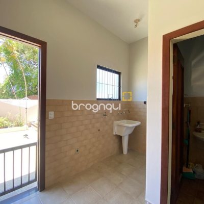 Casa com 304m², 4 quartos (sendo 2 suítes), 2 garagens, no bairro João Paulo em Florianópolis