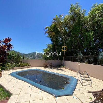 Casa com 304m², 4 quartos (sendo 2 suítes), 2 garagens, no bairro João Paulo em Florianópolis