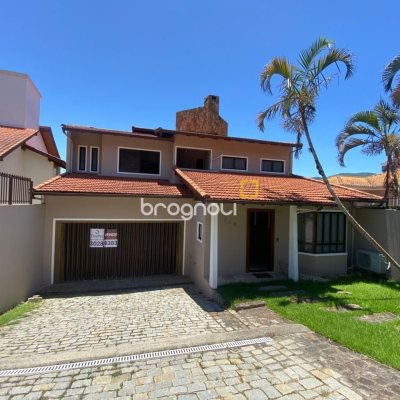 Casa com 304m², 4 quartos (sendo 2 suítes), 2 garagens, no bairro João Paulo em Florianópolis