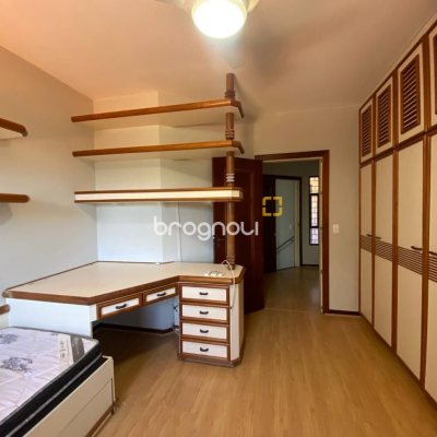 Casa com 304m², 4 quartos (sendo 2 suítes), 2 garagens, no bairro João Paulo em Florianópolis