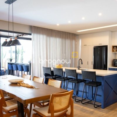 Casa de Condomínio com 346m², 3 quartos (sendo 3 suítes), 2 garagens, no bairro Vargem Pequena em Florianópolis