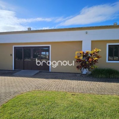 Casa de Condomínio com 346m², 3 quartos (sendo 3 suítes), 2 garagens, no bairro Vargem Pequena em Florianópolis