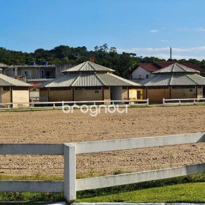 Casa de Condomínio com 346m², 3 quartos (sendo 3 suítes), 2 garagens, no bairro Vargem Pequena em Florianópolis