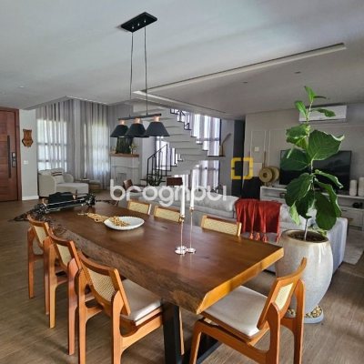 Casa de Condomínio com 346m², 3 quartos (sendo 3 suítes), 2 garagens, no bairro Vargem Pequena em Florianópolis