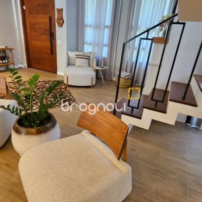 Casa de Condomínio com 346m², 3 quartos (sendo 3 suítes), 2 garagens, no bairro Vargem Pequena em Florianópolis