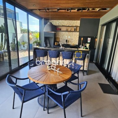 Casa de Condomínio com 346m², 3 quartos (sendo 3 suítes), 2 garagens, no bairro Vargem Pequena em Florianópolis