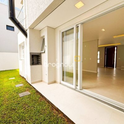 Casa com 138m², 3 quartos (sendo 3 suítes), 2 garagens, no bairro Ingleses do Rio Vermelho em Florianópolis