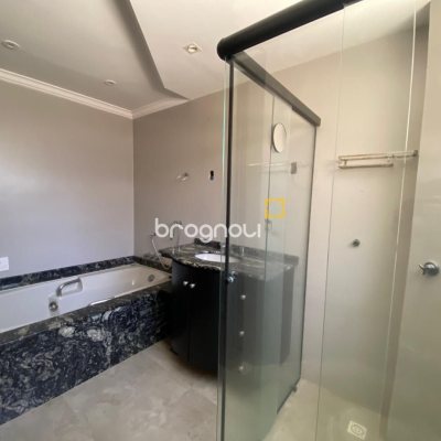 Apartamento com 254m², 3 quartos (sendo 3 suítes), 2 garagens, no bairro Centro em Florianópolis
