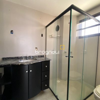 Apartamento com 254m², 3 quartos (sendo 3 suítes), 2 garagens, no bairro Centro em Florianópolis