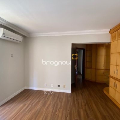 Apartamento com 254m², 3 quartos (sendo 3 suítes), 2 garagens, no bairro Centro em Florianópolis