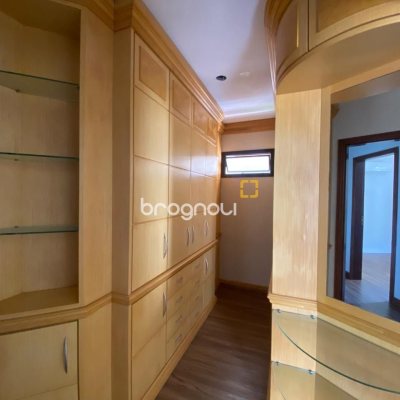 Apartamento com 254m², 3 quartos (sendo 3 suítes), 2 garagens, no bairro Centro em Florianópolis