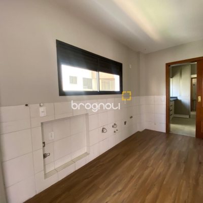 Apartamento com 254m², 3 quartos (sendo 3 suítes), 2 garagens, no bairro Centro em Florianópolis