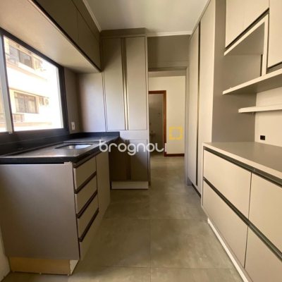 Apartamento com 254m², 3 quartos (sendo 3 suítes), 2 garagens, no bairro Centro em Florianópolis