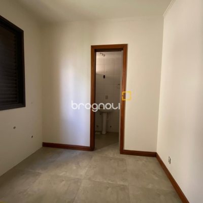 Apartamento com 254m², 3 quartos (sendo 3 suítes), 2 garagens, no bairro Centro em Florianópolis
