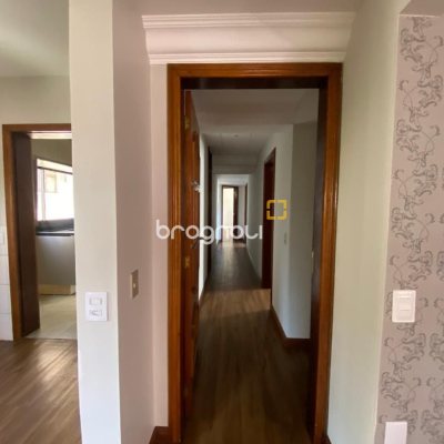 Apartamento com 254m², 3 quartos (sendo 3 suítes), 2 garagens, no bairro Centro em Florianópolis