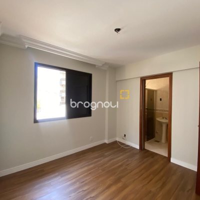 Apartamento com 254m², 3 quartos (sendo 3 suítes), 2 garagens, no bairro Centro em Florianópolis