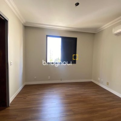 Apartamento com 254m², 3 quartos (sendo 3 suítes), 2 garagens, no bairro Centro em Florianópolis