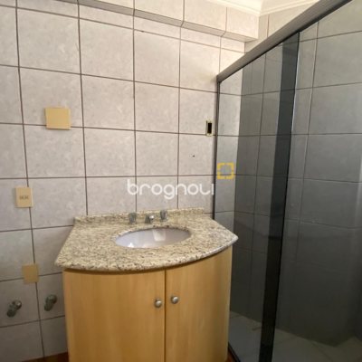 Apartamento com 254m², 3 quartos (sendo 3 suítes), 2 garagens, no bairro Centro em Florianópolis