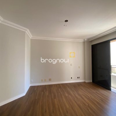 Apartamento com 254m², 3 quartos (sendo 3 suítes), 2 garagens, no bairro Centro em Florianópolis