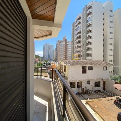 Apartamento com 254m², 3 quartos (sendo 3 suítes), 2 garagens, no bairro Centro em Florianópolis