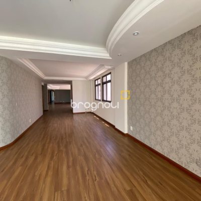 Apartamento com 254m², 3 quartos (sendo 3 suítes), 2 garagens, no bairro Centro em Florianópolis