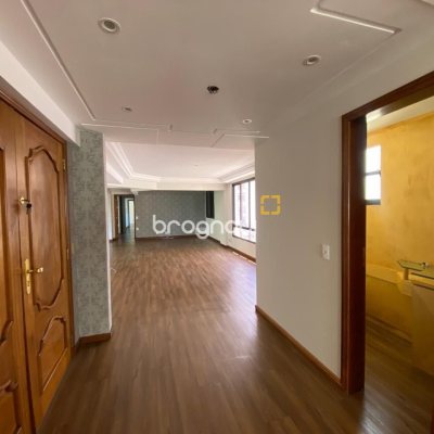 Apartamento com 254m², 3 quartos (sendo 3 suítes), 2 garagens, no bairro Centro em Florianópolis