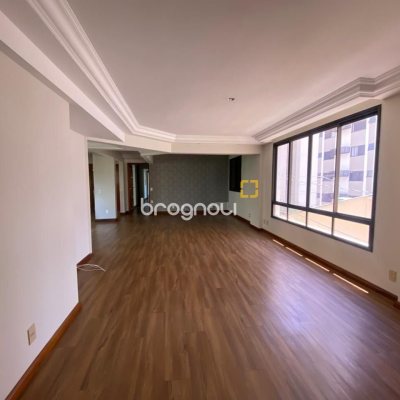 Apartamento com 254m², 3 quartos (sendo 3 suítes), 2 garagens, no bairro Centro em Florianópolis
