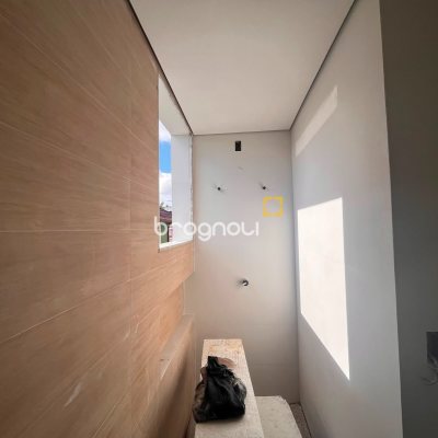 Casa com 130m², 4 quartos (sendo 1 suíte), 2 garagens, no bairro Campeche em Florianópolis