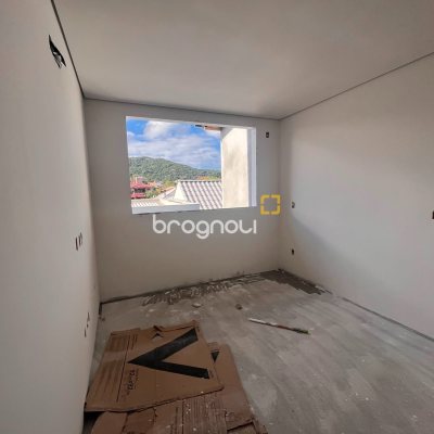 Casa com 130m², 4 quartos (sendo 1 suíte), 2 garagens, no bairro Campeche em Florianópolis