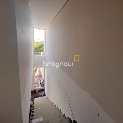 Casa com 130m², 4 quartos (sendo 1 suíte), 2 garagens, no bairro Campeche em Florianópolis
