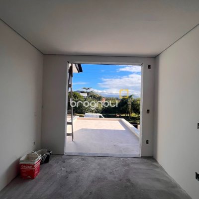 Casa com 130m², 4 quartos (sendo 1 suíte), 2 garagens, no bairro Campeche em Florianópolis