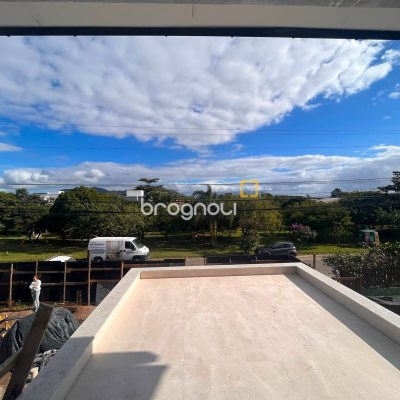 Casa com 130m², 4 quartos (sendo 1 suíte), 2 garagens, no bairro Campeche em Florianópolis