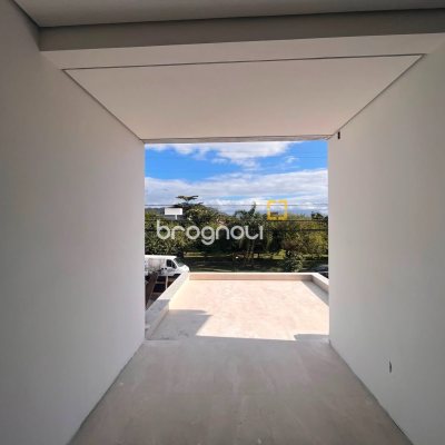 Casa com 130m², 4 quartos (sendo 1 suíte), 2 garagens, no bairro Campeche em Florianópolis