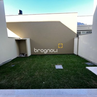 Casa com 130m², 4 quartos (sendo 1 suíte), 2 garagens, no bairro Campeche em Florianópolis