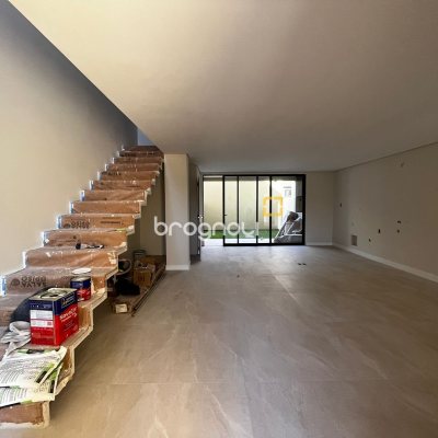 Casa com 130m², 4 quartos (sendo 1 suíte), 2 garagens, no bairro Campeche em Florianópolis