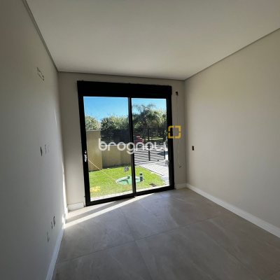 Casa com 130m², 4 quartos (sendo 1 suíte), 2 garagens, no bairro Campeche em Florianópolis