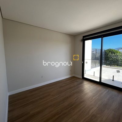 Casa com 130m², 4 quartos (sendo 1 suíte), 2 garagens, no bairro Campeche em Florianópolis