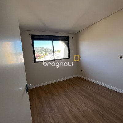 Casa com 130m², 4 quartos (sendo 1 suíte), 2 garagens, no bairro Campeche em Florianópolis
