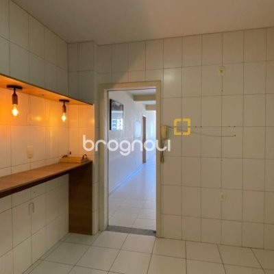 Apartamento com 144m², 3 quartos (sendo 1 suíte), 1 garagem, no bairro Centro em Florianópolis