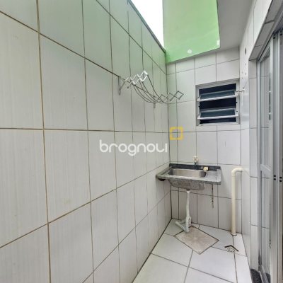 Casa com 258m², 6 quartos (sendo 2 suítes), 2 garagens, no bairro Barreiros em São José