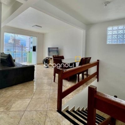 Casa com 258m², 6 quartos (sendo 2 suítes), 2 garagens, no bairro Barreiros em São José