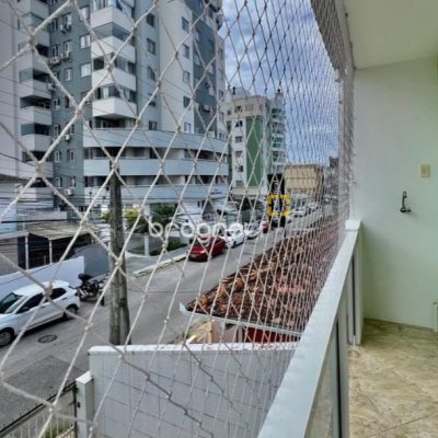 Casa com 258m², 6 quartos (sendo 2 suítes), 2 garagens, no bairro Barreiros em São José