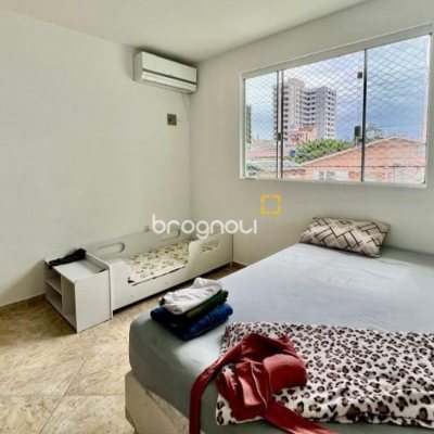 Casa com 258m², 6 quartos (sendo 2 suítes), 2 garagens, no bairro Barreiros em São José