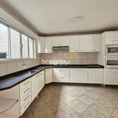 Casa com 258m², 6 quartos (sendo 2 suítes), 2 garagens, no bairro Barreiros em São José