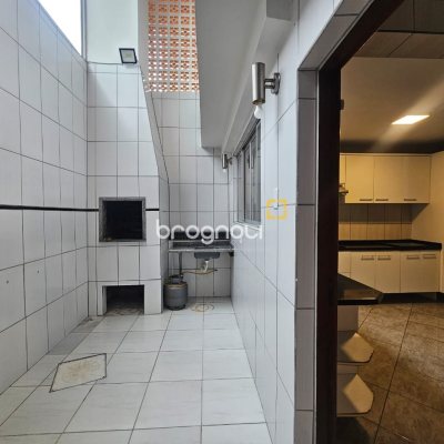 Casa com 258m², 6 quartos (sendo 2 suítes), 2 garagens, no bairro Barreiros em São José